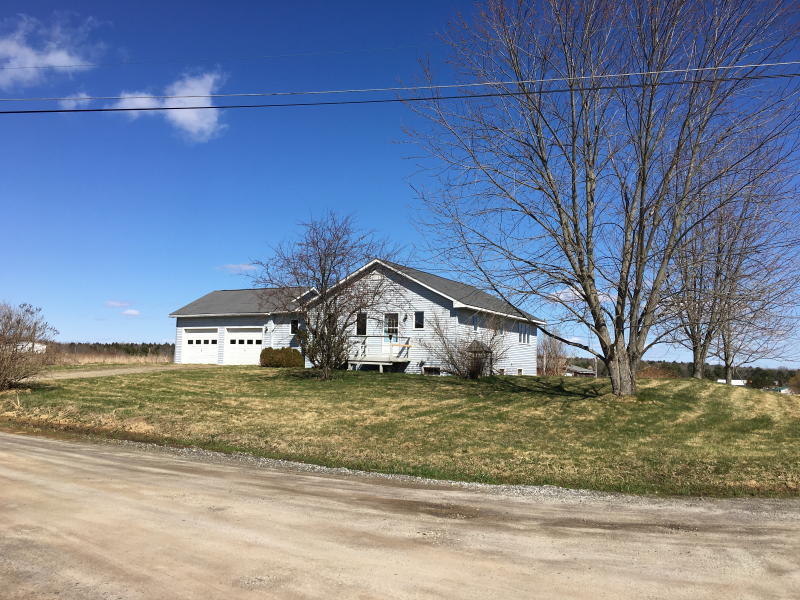 Ranch Style Home – Barn - 1.8+/- Acres Auction Photo